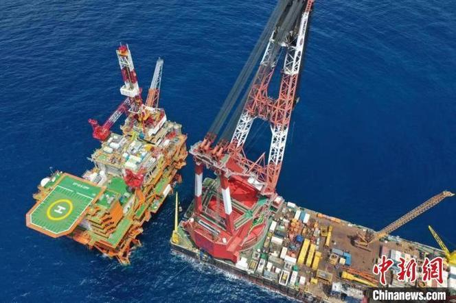 图为总重超过1.4万吨的恩平18—6海上采油平台.